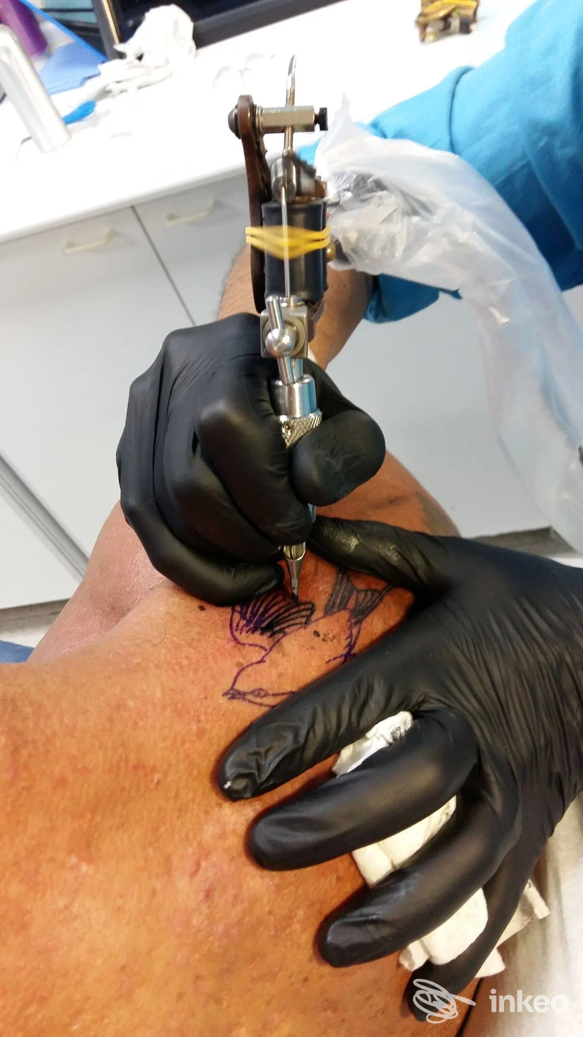 Tatuaggio in corso sul dorso della mano presso Tatuaggi - Piercing - Abbigliamento e Accessori Bikers, Manfredonia.