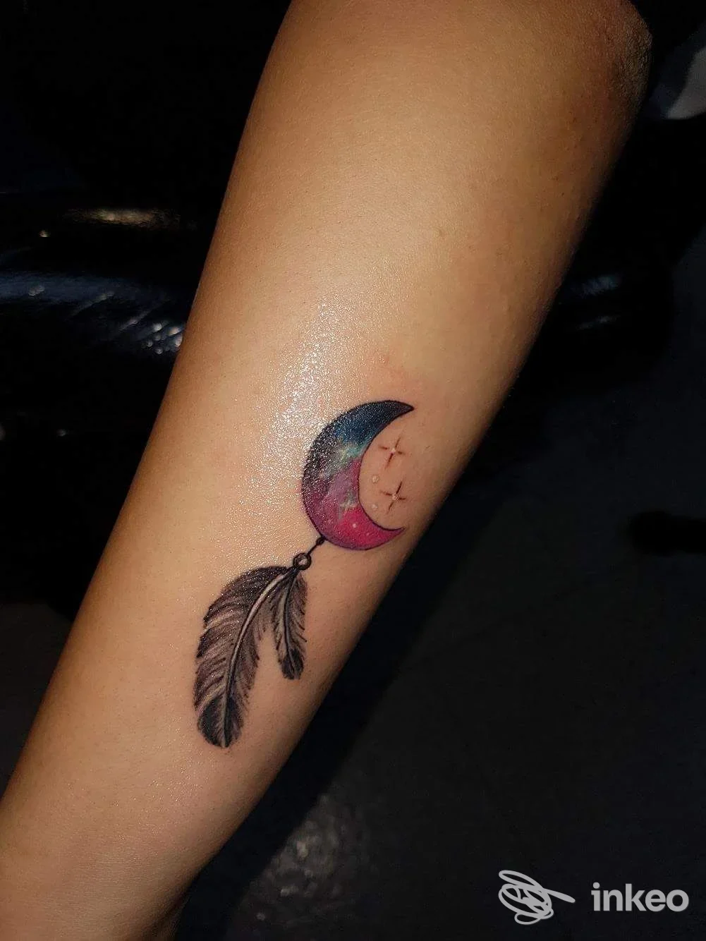 Tatuaggio a mezzaluna con piume su avambraccio realizzato da Tatuaggi - Piercing - Abbigliamento e Accessori Bikers, Manfredonia.