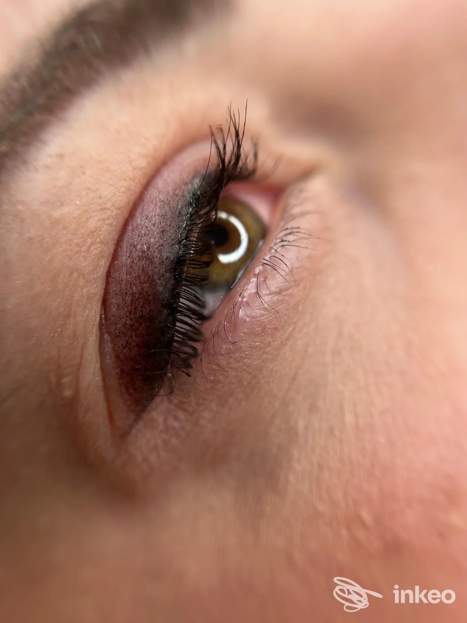 Primo piano di eyeliner permanente sulla palpebra con dettaglio delle ciglia, esempio di trucco permanente di Annarita Romano Chèrie, Grottaglie.