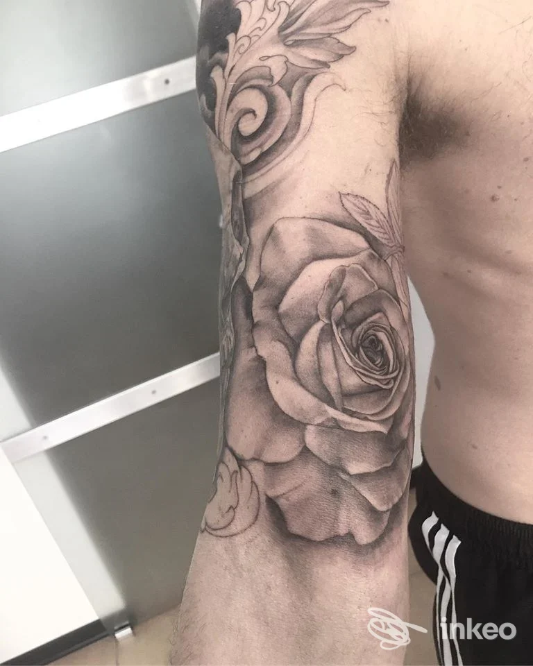 Dettaglio di un tatuaggio rosa realistico su avambraccio, foto fornita da Arianna Ercoli Bodylab Tattoo Shop, Civitanova Marche.