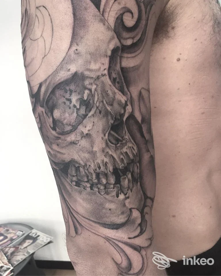 Tatuaggio in stile black & grey di un teschio sul braccio, foto fornita da Arianna Ercoli Bodylab Tattoo Shop a Civitanova Marche.