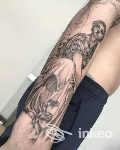 Avambraccio tatuato con manica realistica in bianco e nero, opera presentata da Arianna Ercoli Bodylab Tattoo Shop a Civitanova Marche.