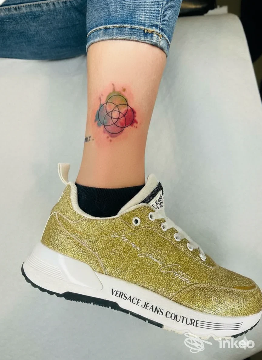 Tatuaggio geometrico con effetto acquerello sulla caviglia, foto realizzata da Venere Estetica & Tattoo a Surbo.
