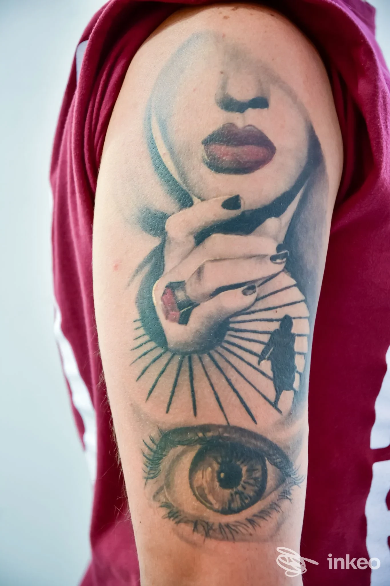 Tatuaggi realistici su braccio superiore con volto, occhio e motivo raggiato — Fabulous Art. TATTOO PIERCING & NAILS, Grammichele.