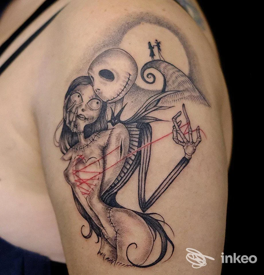 Tatuaggio su braccio superiore realizzato presso Factorink Di Aronne Motta, Siracusa: figure stilizzate in nero con dettagli rossi.
