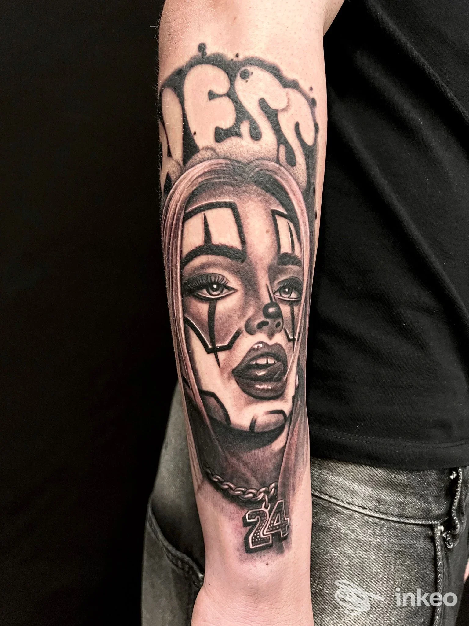 Tatuaggio realistico in bianco e nero su avambraccio raffigurante volto femminile stilizzato; Factorink, Siracusa.