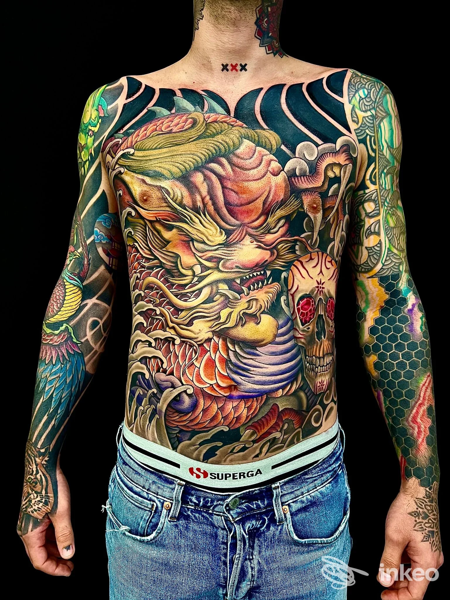 Grande tatuaggio a colori su torace, addome e braccia eseguito da Factorink di Aronne Motta, Siracusa.