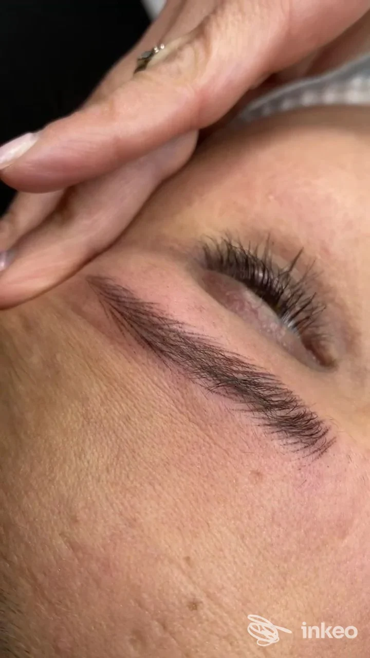Primo piano di permanent makeup alle sopracciglia eseguito da VG Make up Artists & Eye Designers a Firenze, soggetto con occhio destro chiuso.