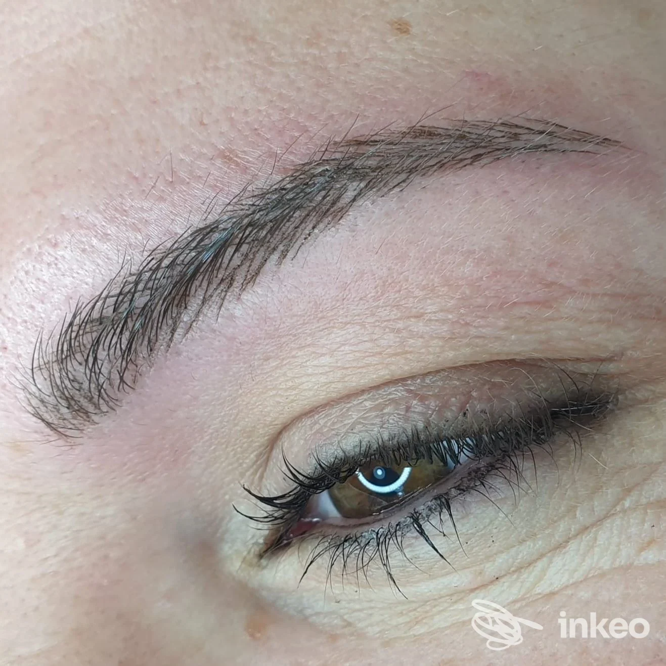Primo piano di sopracciglio e eyeliner trattati, estetica Sofia tattoo a Modica.