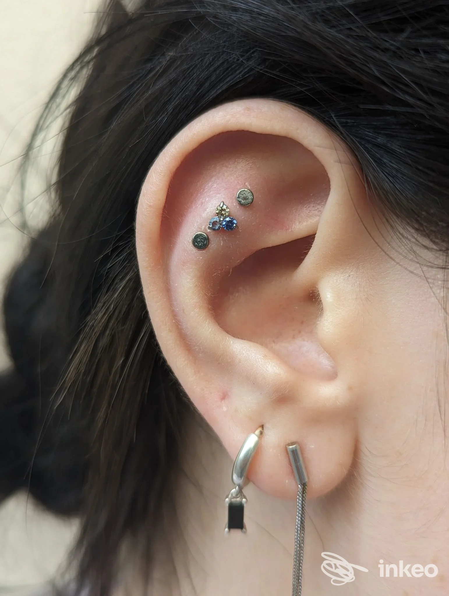 Primo piano di orecchio con più piercing e micro-gioielli, foto fornita dallo studio Blue Tony Toy a Firenze.