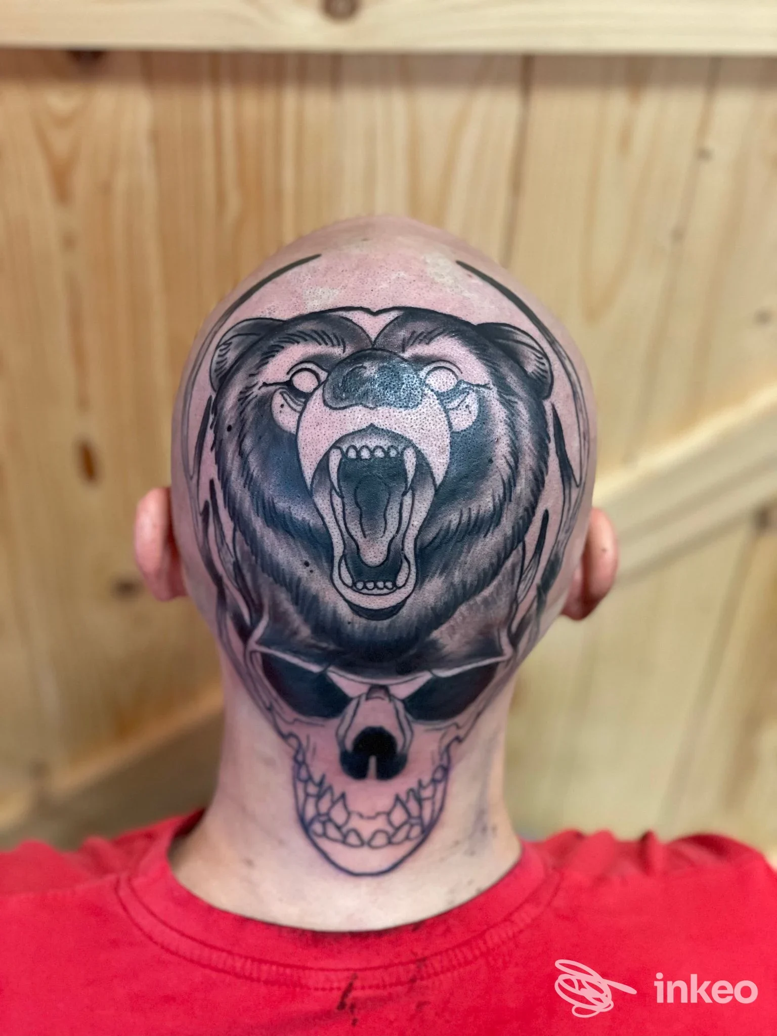 Grande tatuaggio sulla calotta cranica e nuca eseguito da Riot Tattoo e Piercing di Miriana Centineo, Palermo.