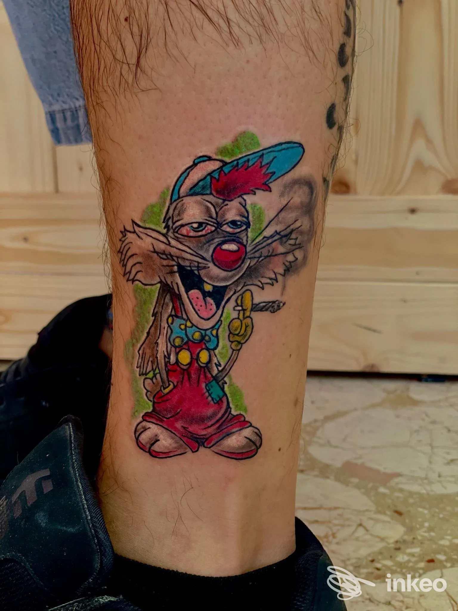 Tatuaggio colorato a tema clown sul polpaccio, foto per Riot Tattoo e Piercing di Miriana Centineo a Palermo.