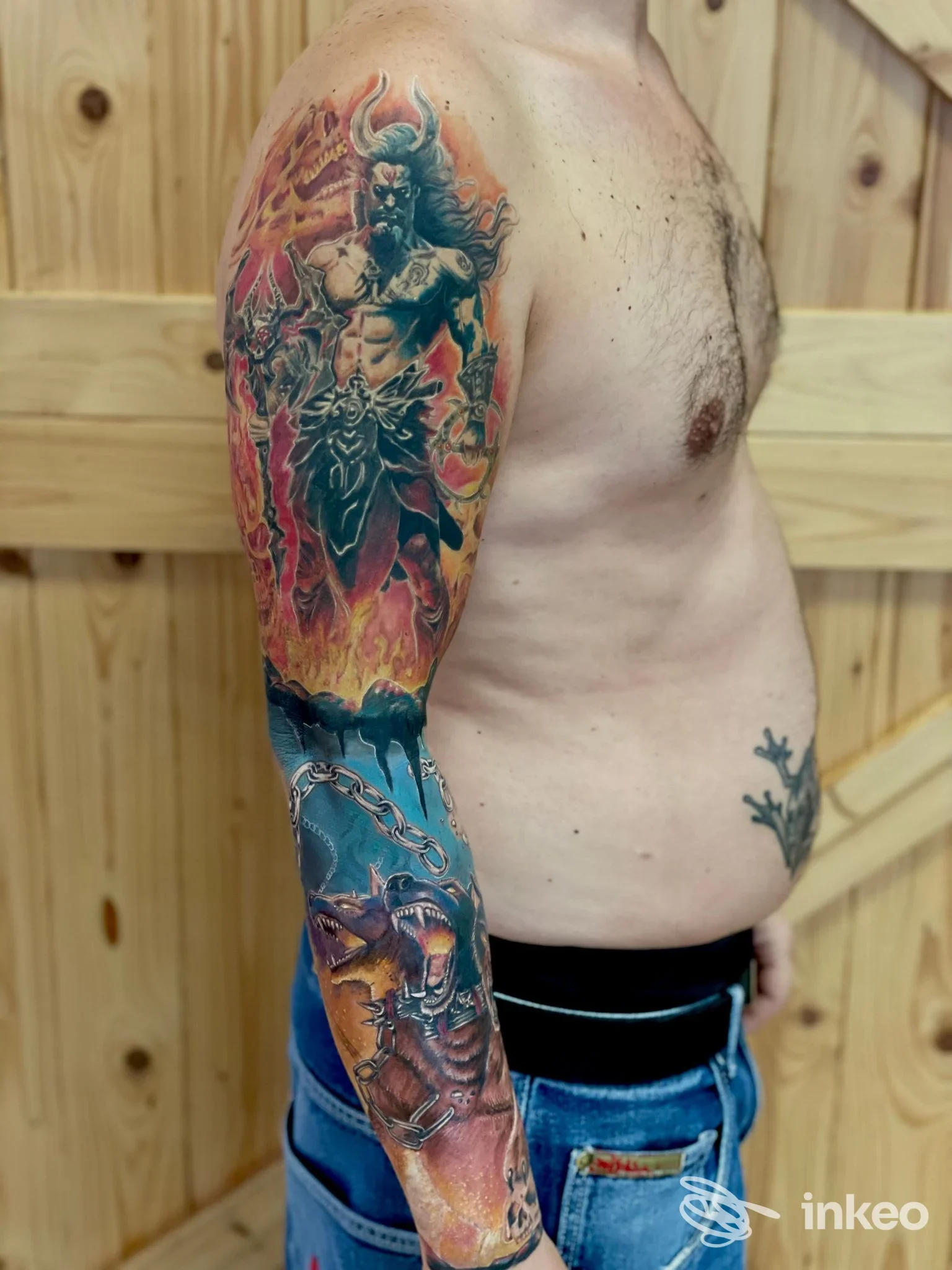 Manica tatuata colorata su braccio destro e fianco laterale, fotografia realizzata presso Riot Tattoo e Piercing di Miriana Centineo, Palermo.