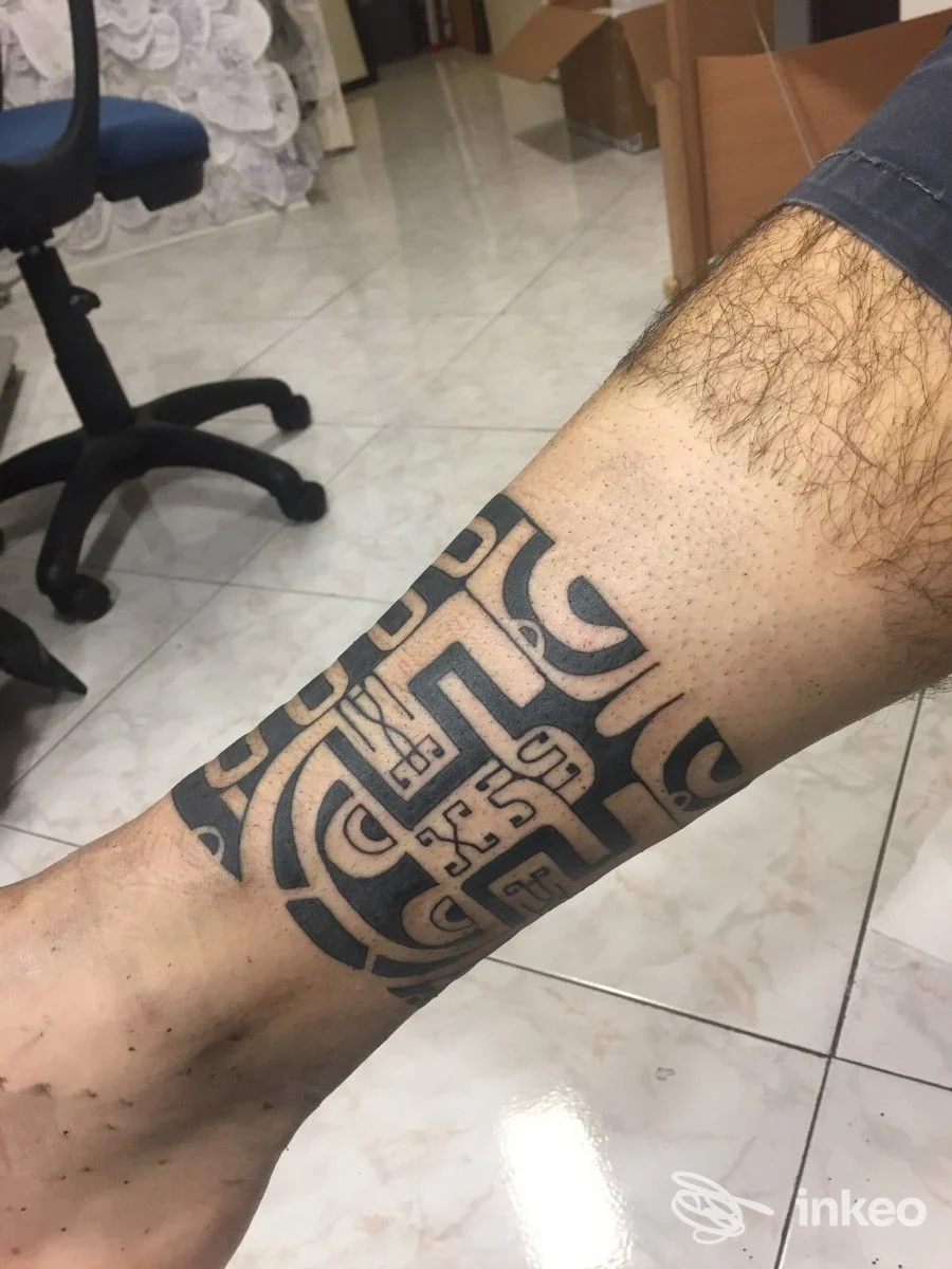 Tatuaggio a motivi geometrici/tribali sul polpaccio e caviglia, foto dallo studio The Secret Tattoo Society - Tattoo Olbia, Olbia.