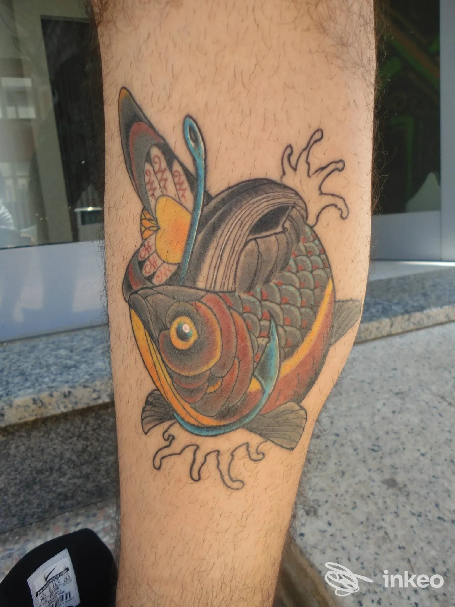 Tatuaggio colorato a forma di pesce sul polpaccio, fotografato per The Secret Tattoo Society - Tattoo Olbia, Olbia.