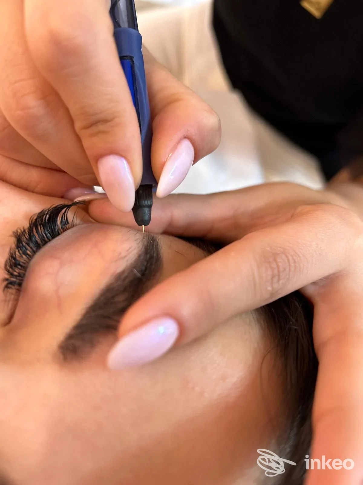 Microblading sopracciglio in corso presso GF Beauty Luxury, Oristano: primo piano della zona sopraccigliare durante la procedura.