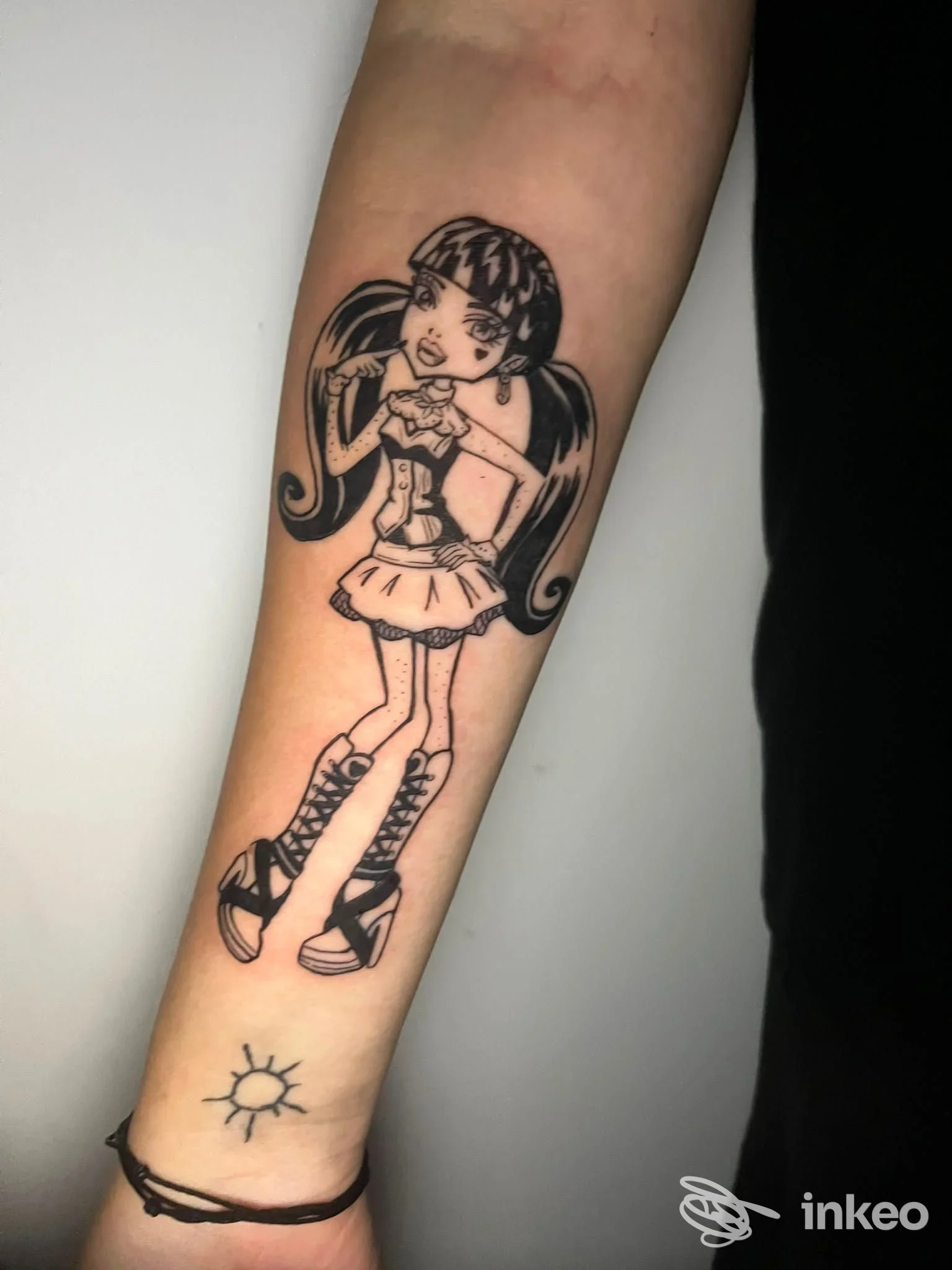 Tatuaggio in stile cartoon di una ragazza sull'avambraccio, realizzato da The Lovers APS a Tremestieri Etneo.