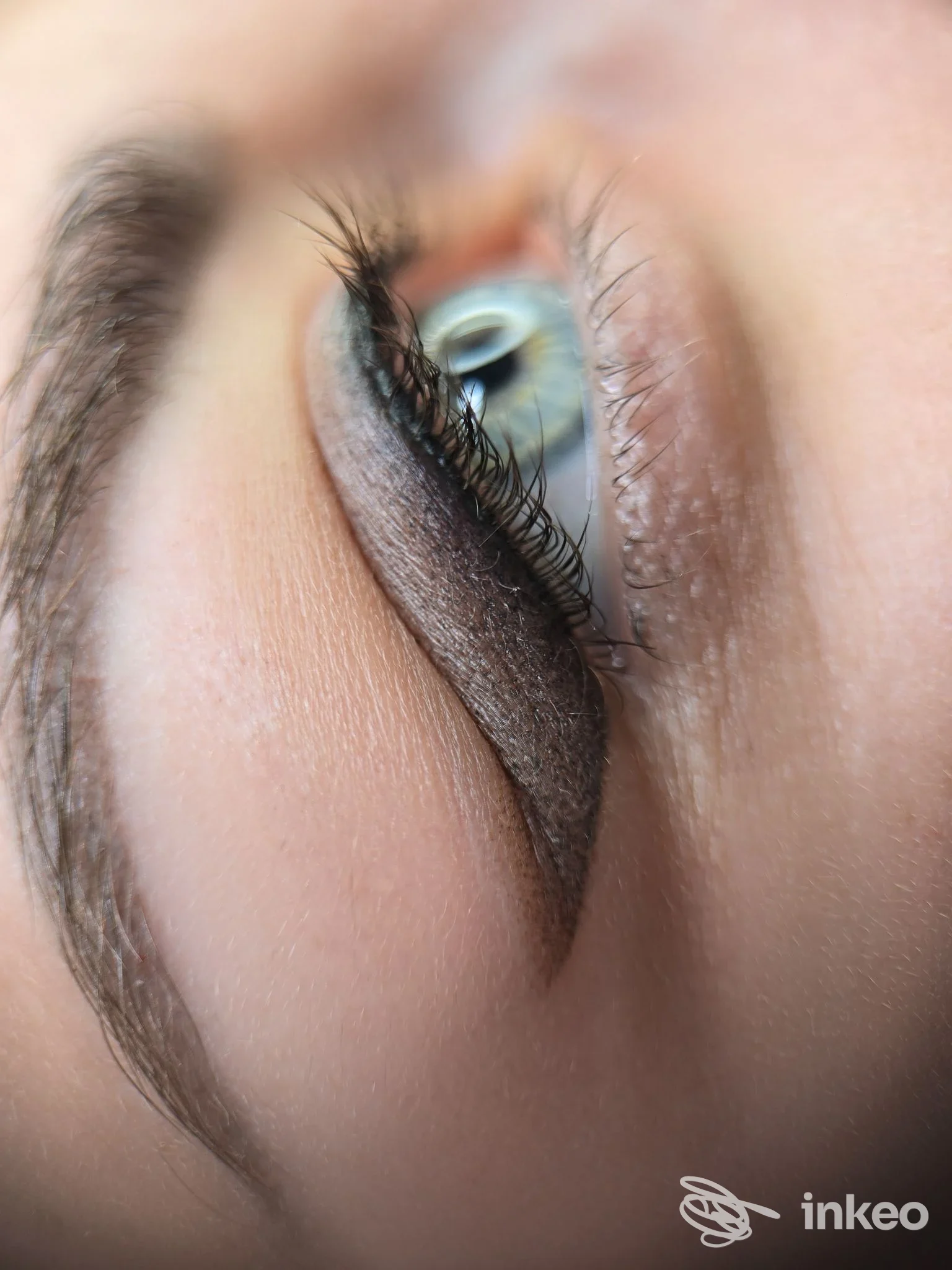 Primo piano dell'occhio con dermopigmentazione eyeliner sulla palpebra inferiore, lavoro mostrato dallo studio Jenny Genovese Pmu Studio & Academy a Messina.