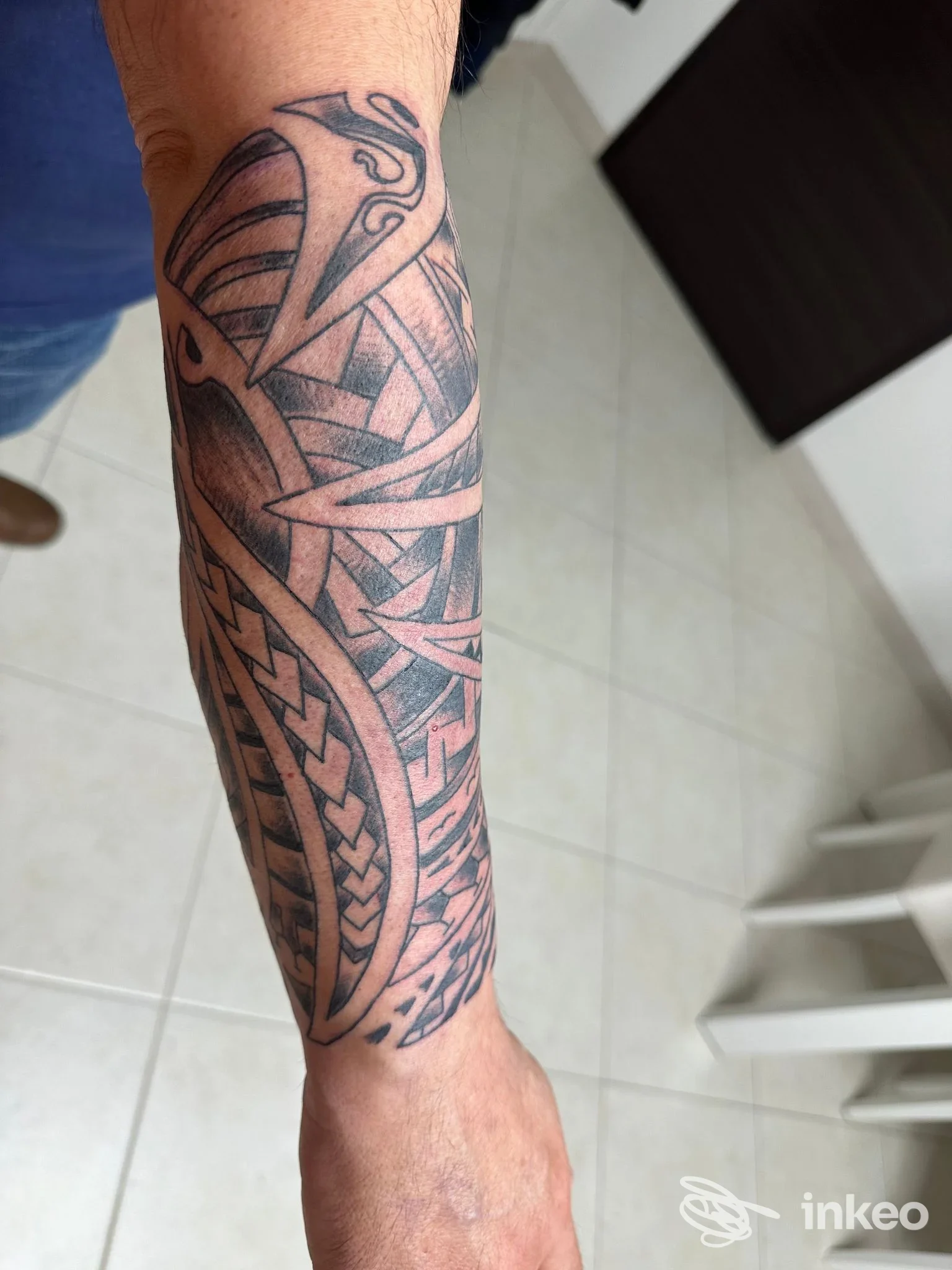Tatuaggio tribale in nero su avambraccio realizzato da Tattoo Old School Catania, foto dell'avambraccio a Catania.
