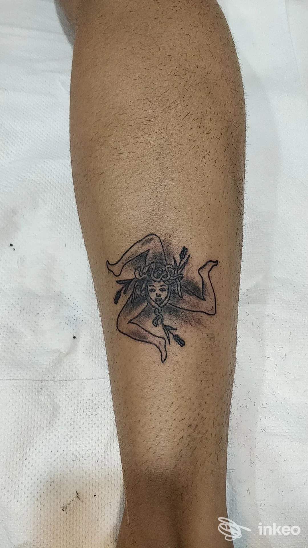 Tatuaggio sul polpaccio con figura femminile stilizzata, fotografato nello studio Tattoo Old School Catania a Catania.