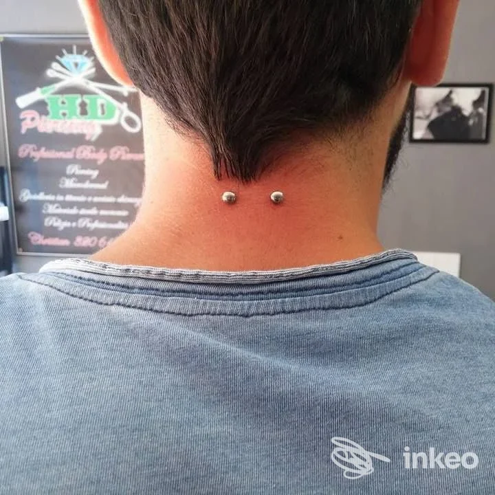 Piercing superficiale alla nuca su cliente, fotografia scattata presso Hd piercing -tatuaggi Family Olbia a Olbia.