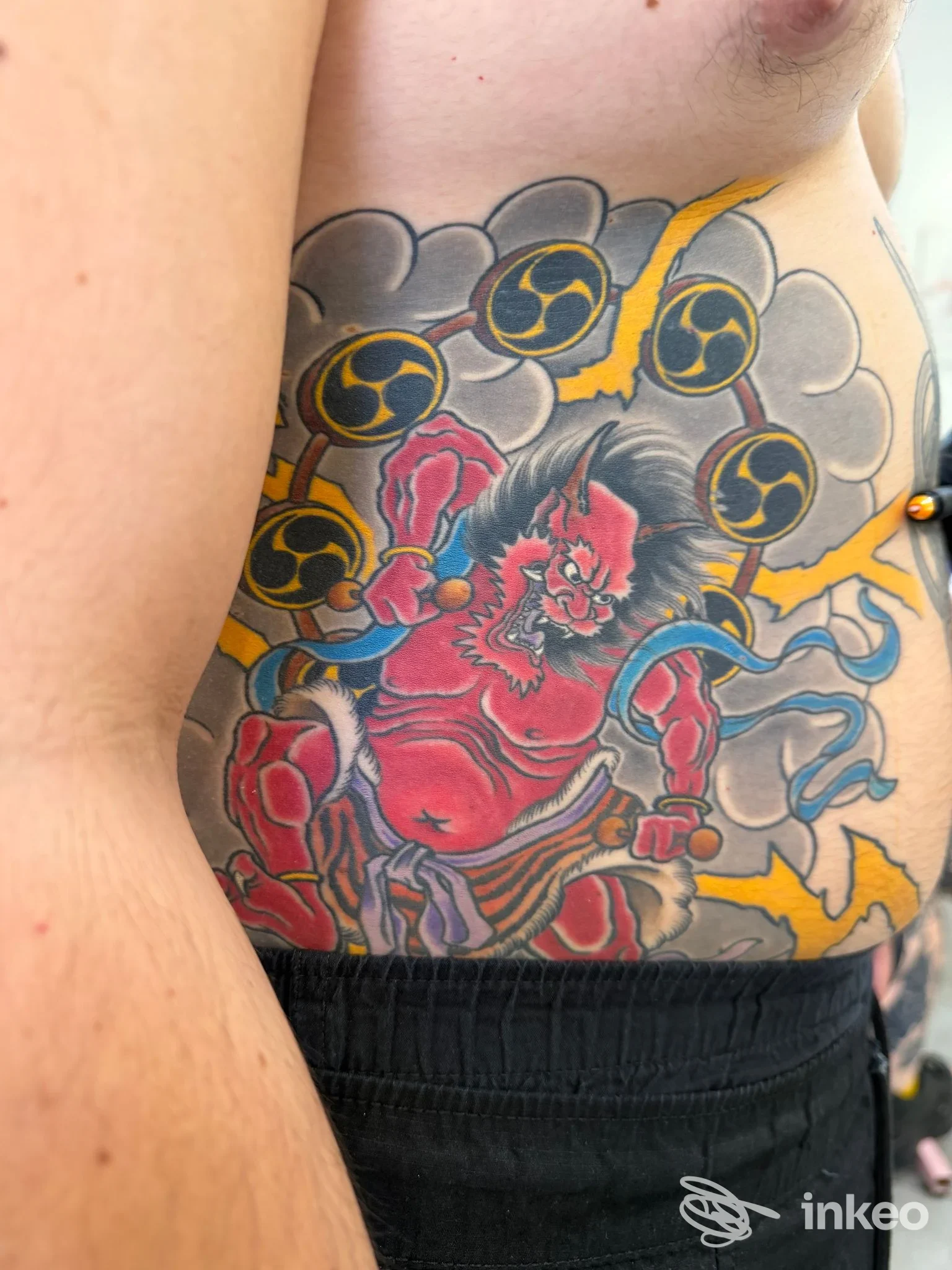 Ampio tatuaggio colorato su addome raffigurante una figura demoniaca, foto fornita da Recyclerie Vintage & Dot tattoo, Cagliari.