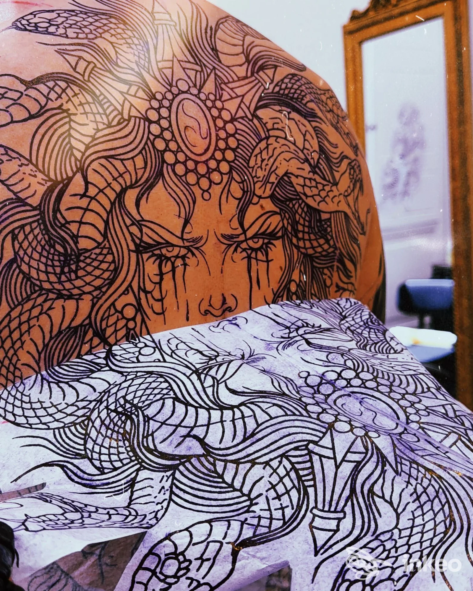 Grande tatuaggio ornamentale in fase di esecuzione sulla schiena, stencil visibile. Recyclerie Vintage & Dot tattoo, Cagliari.
