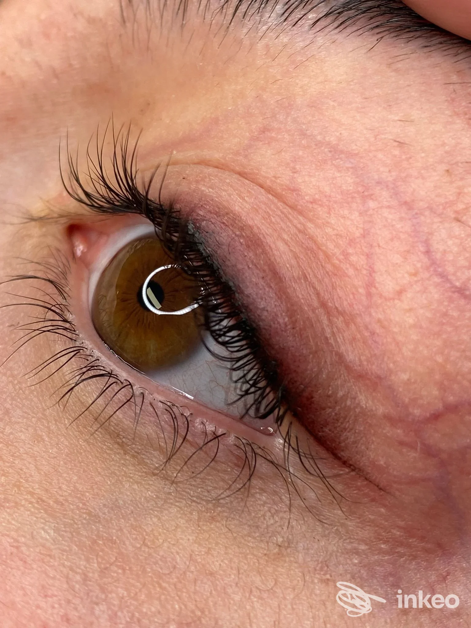 Primo piano di eyeliner permanente eseguito da Valentina Masia Permanent Make Up a Nuoro sulla palpebra superiore.