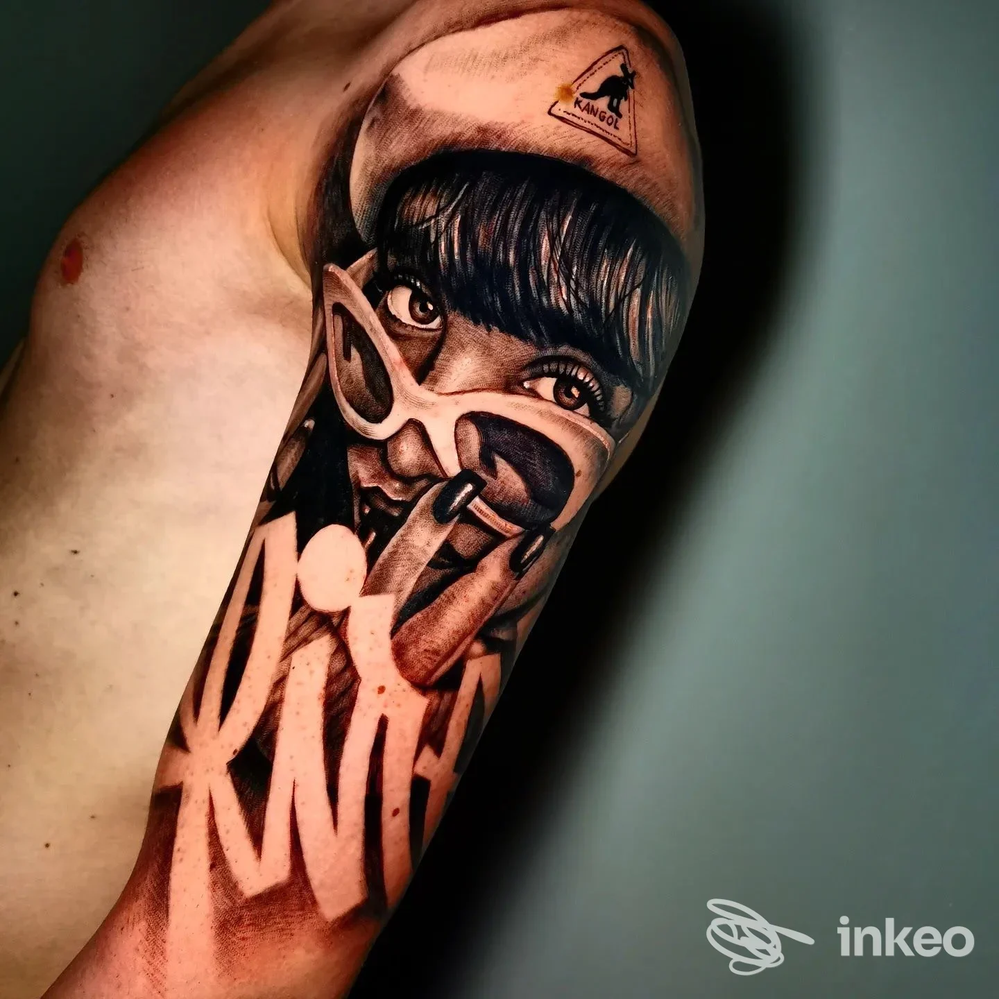 Tatuaggio realistico in bianco e nero su braccio con volto e occhiali, Catania City Ink, Catania.