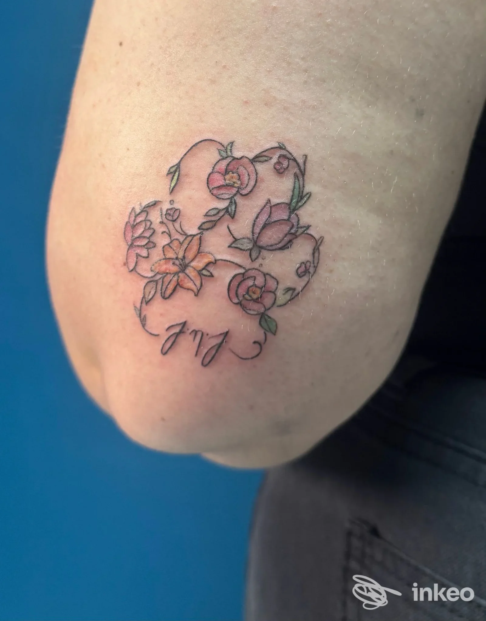 Tatuaggio floreale colorato sul gomito, realizzato da Atelier Sardegna beauty and Tattoo center a Sestu.