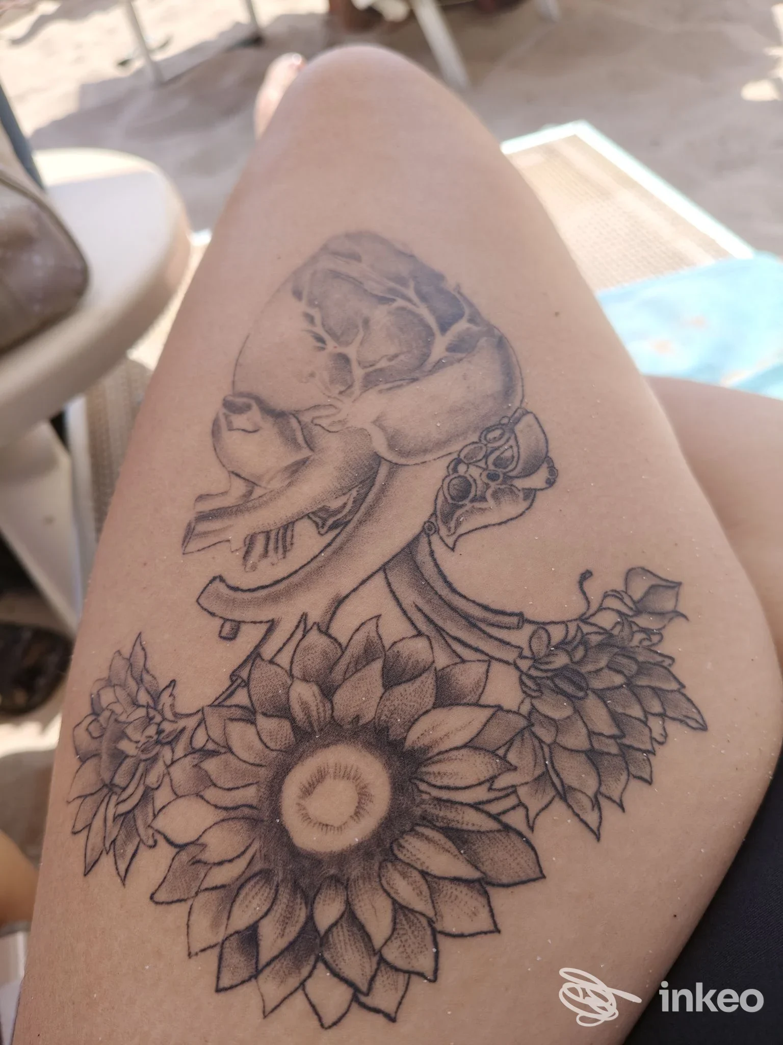 Tatuaggio nero con elefante e grandi fiori sulla coscia, foto scattata per Atelier Sardegna beauty and Tattoo center a Sestu.