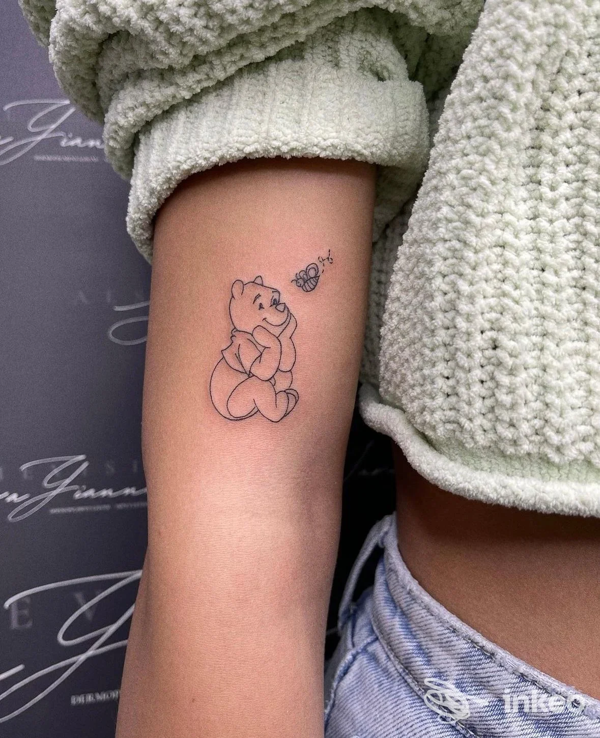 Piccolo tatuaggio linework di Winnie the Pooh sul braccio interno, foto scattata presso Mini Tattoo Studio, San Teodoro.