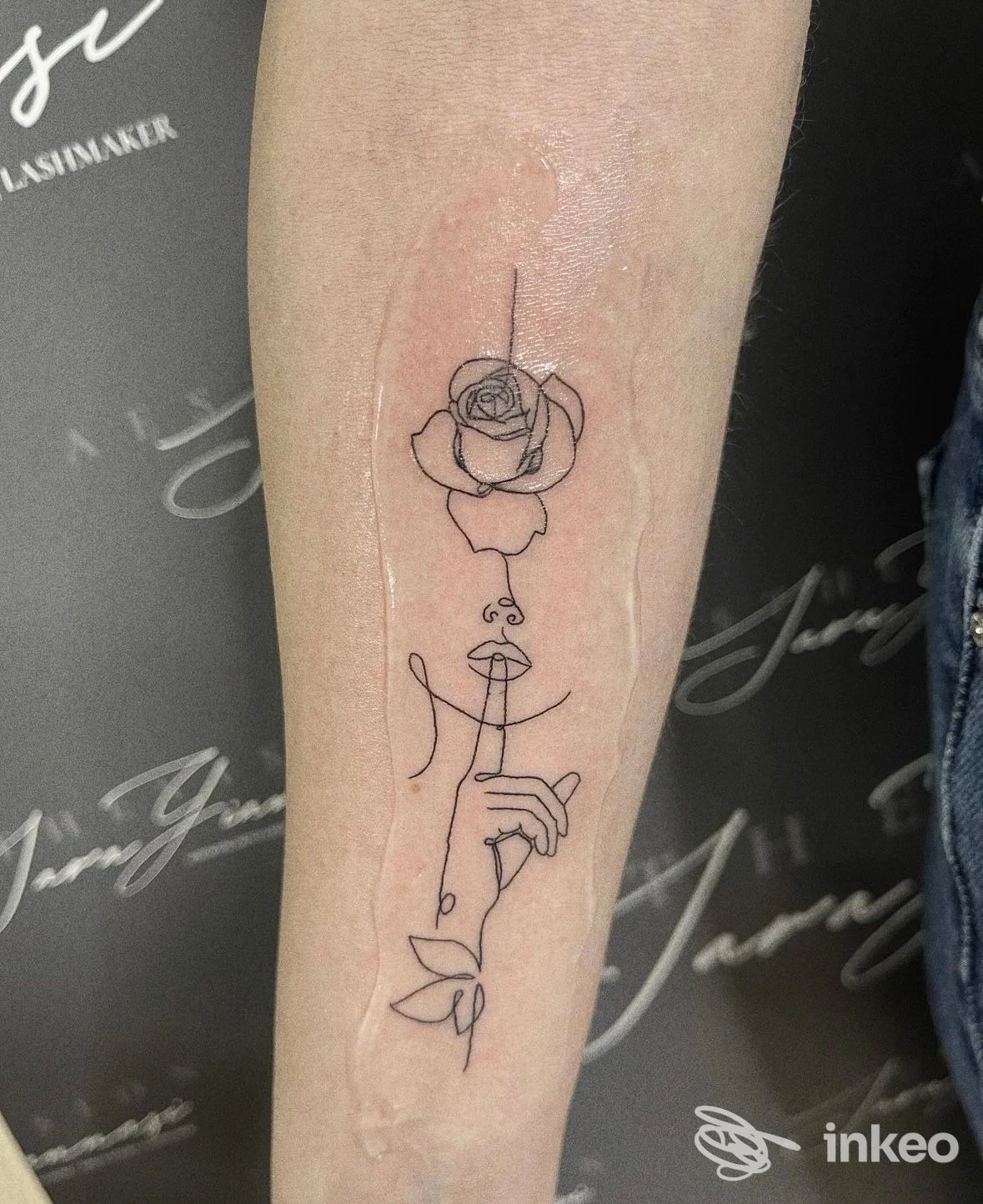 Tatuaggio lineare su avambraccio con rosa e mano in Mini Tattoo Studio, San Teodoro.