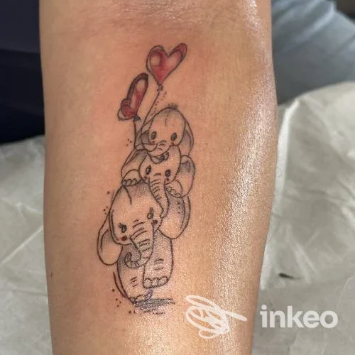 Tatuaggio su avambraccio con due elefanti stilizzati e due cuori rossi, fotografia del lavoro realizzato da Andreea Beauty Studio ad Arezzo.