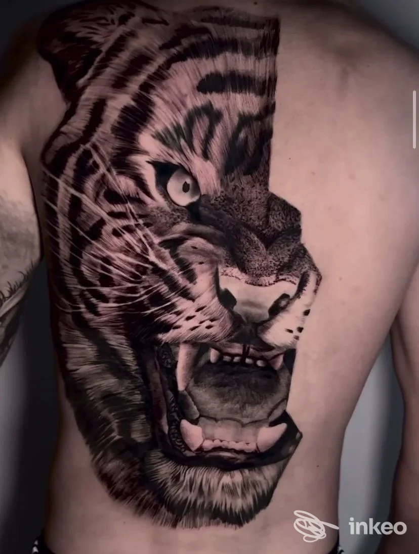 Ampio tatuaggio realistico di una tigre sul torace/fianco, Golden boys tattoo studio Palermo.