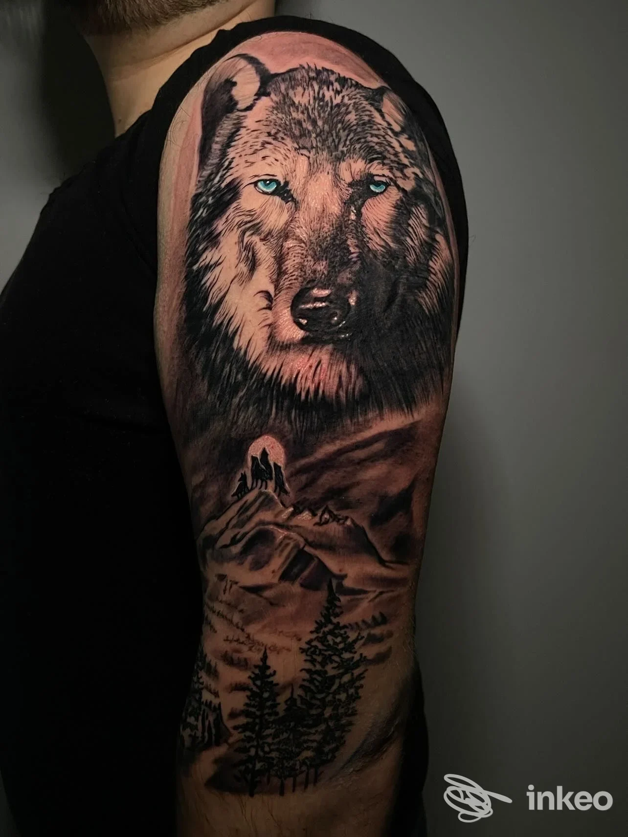Tatuaggio a manica realistico con testa di lupo e paesaggio su spalla e braccio, Golden boys tattoo studio Palermo