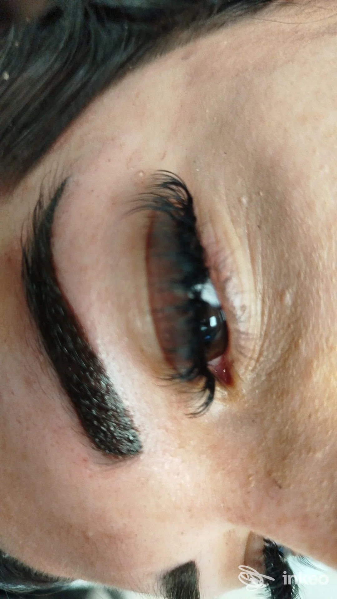 Primo piano di sopracciglio con dermopigmentazione e extension ciglia, Tattoo and Beauty, Selargius.