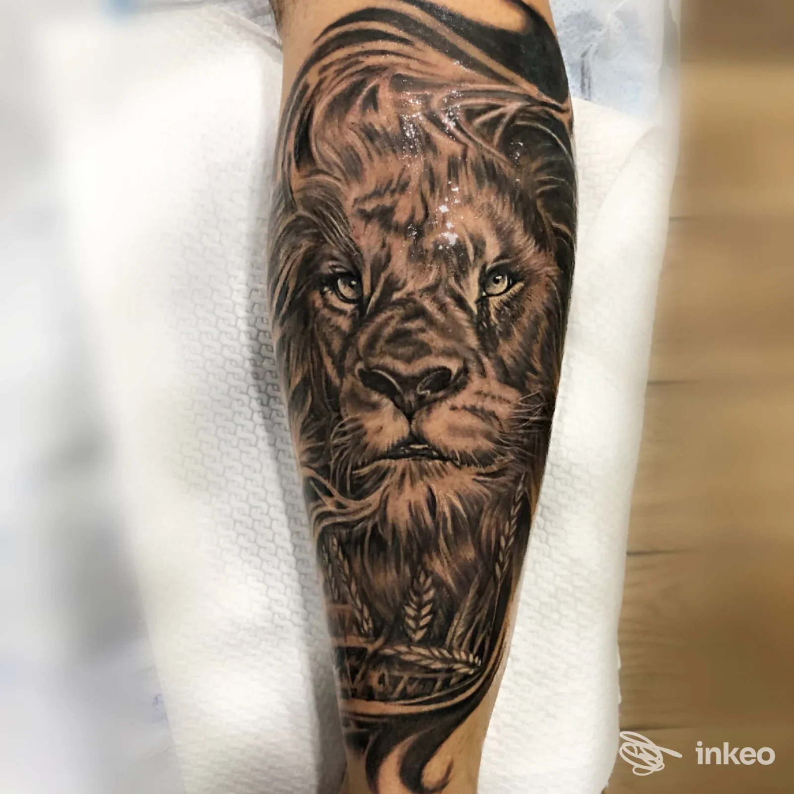 Tatuaggio realistico di testa di leone su avambraccio, immagine fornita da Studio Imperial Tattoo & Beauty, Partinico.