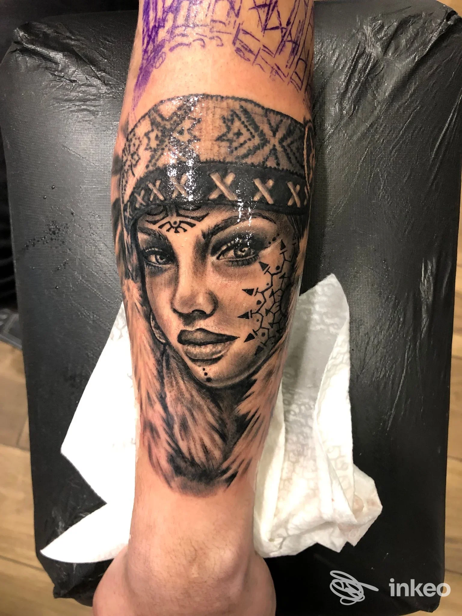 Tatuaggio ritratto femminile in bianco e nero su avambraccio, Studio Imperial Tattoo & Beauty, Partinico.