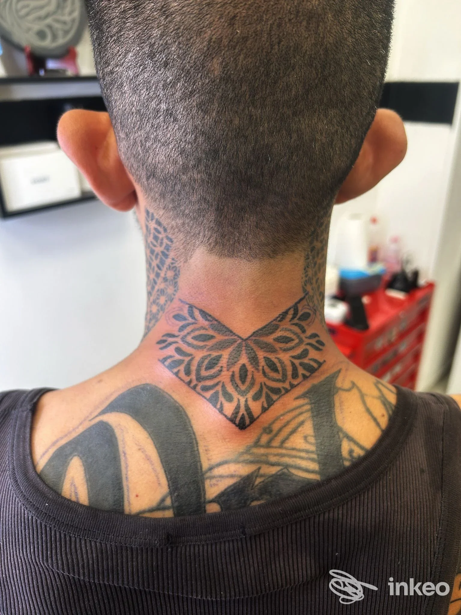 Collo rasato con tatuaggio geometrico nero a forma di cuore sulla nuca; foto di Litta tattoo lab, Portoscuso.