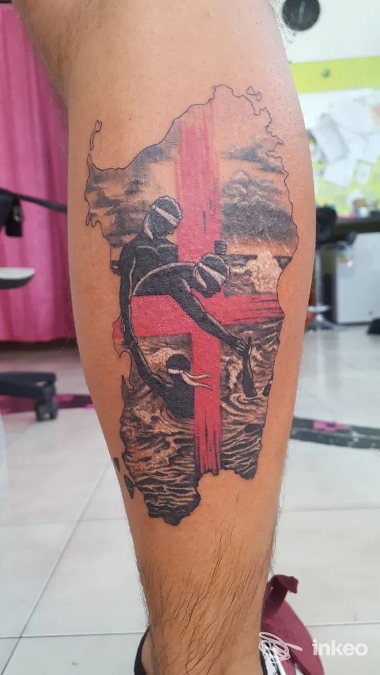 Tatuaggio su polpaccio realizzato da Gatto Matto Tattoo Studio, La Maddalena: composizione nera con barre rosse verticali.