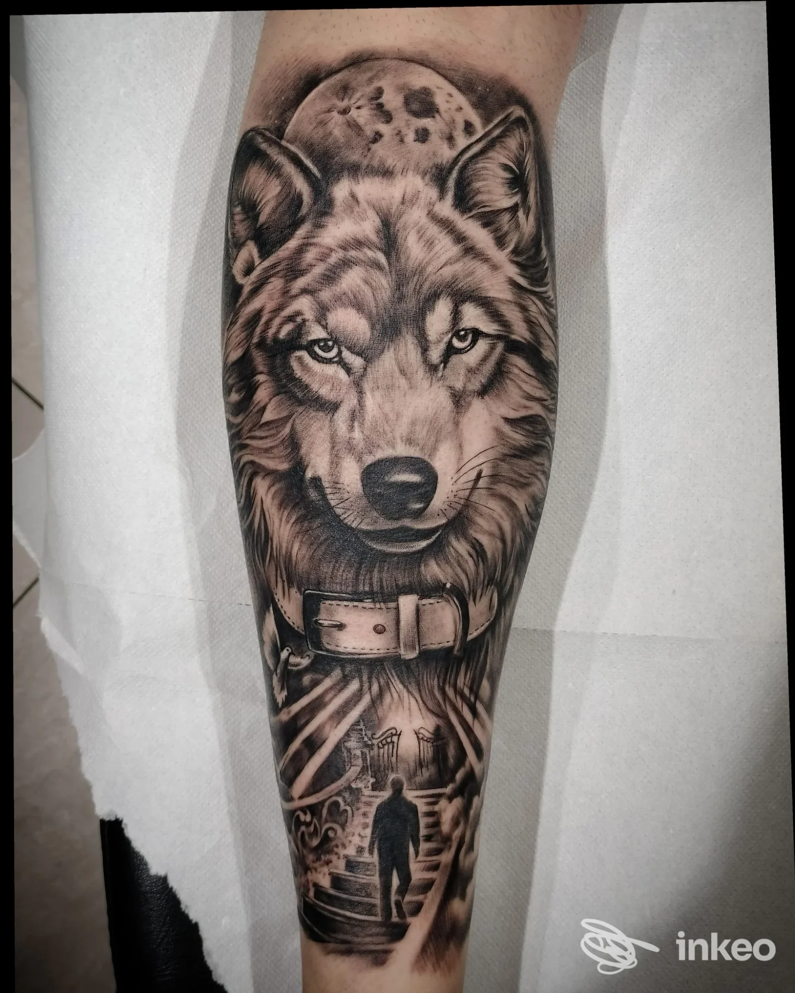 Tatuaggio realistico in bianco e nero con testa di lupo sull'avambraccio, Andromac'Art Tattoo-Piercing, Agrigento.