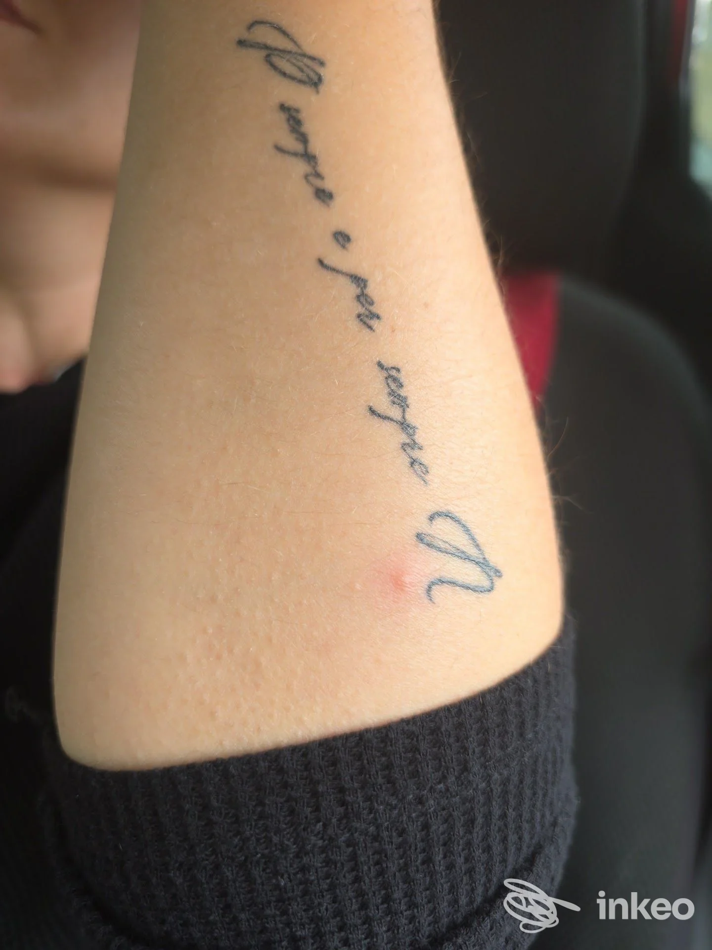 Scritta calligrafica nera sull'avambraccio di una persona, foto fornita da Ginger Ink, Ribera.