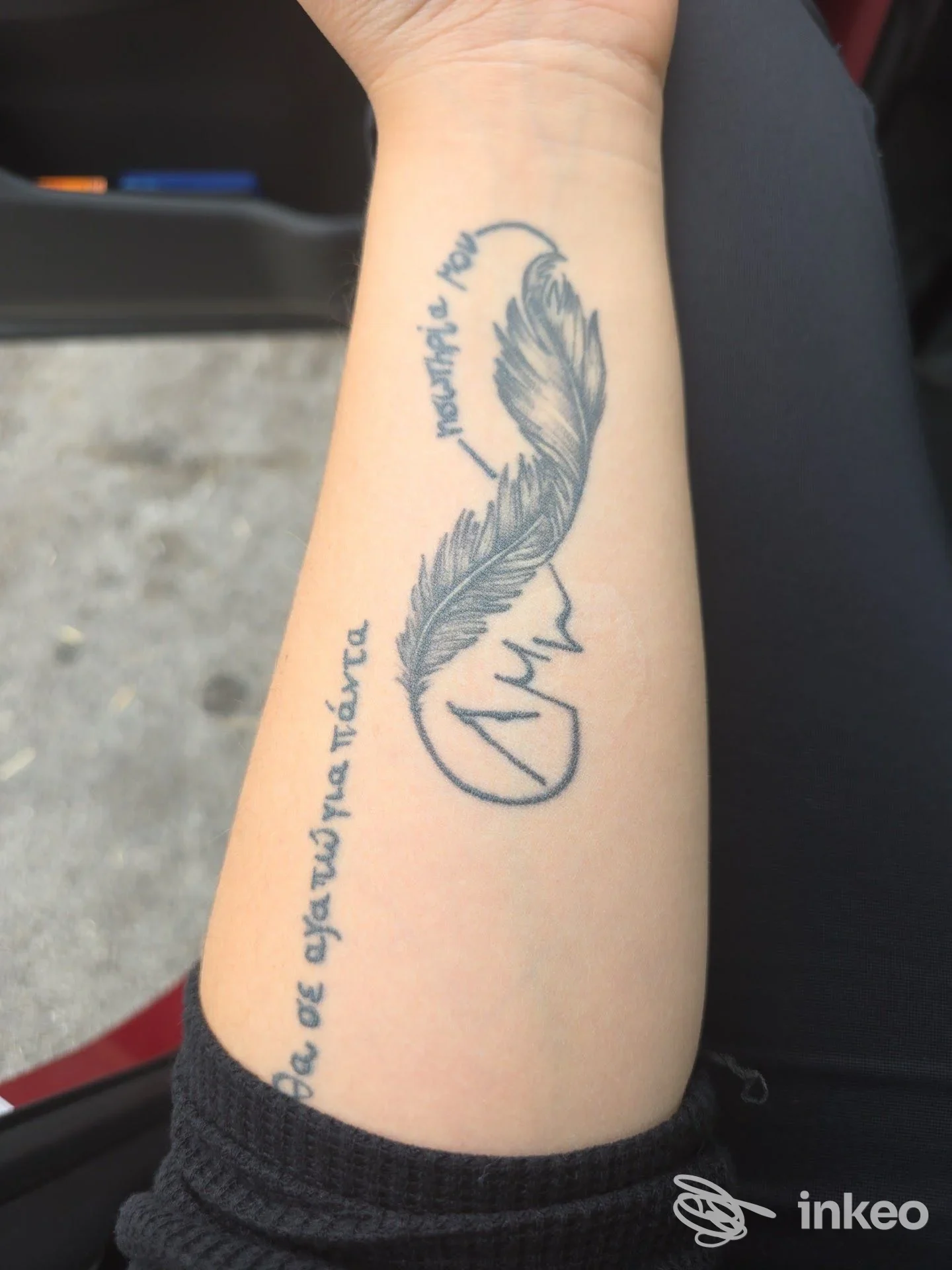 Tatuaggio a piuma e scritta sull'avambraccio, foto per Ginger Ink a Ribera.
