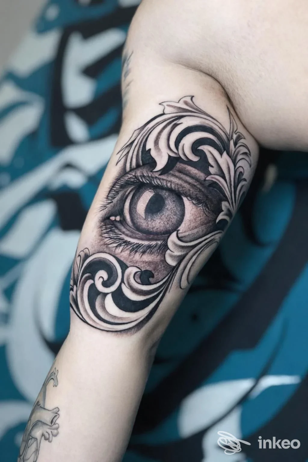 Tatuaggio realistico a occhio con arabeschi in bianco e nero sul braccio interno, INKiostro di mare, Sciacca.