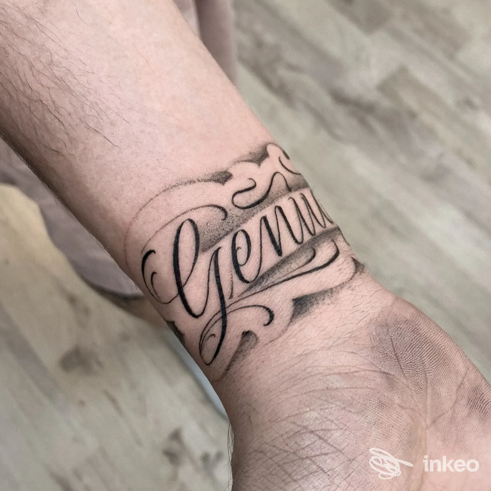 Tattoo lettering sul polso realizzato da Simone Sorano Tattoo & piercing a Messina, dettaglio del corsivo e dello shading su pelle reale.