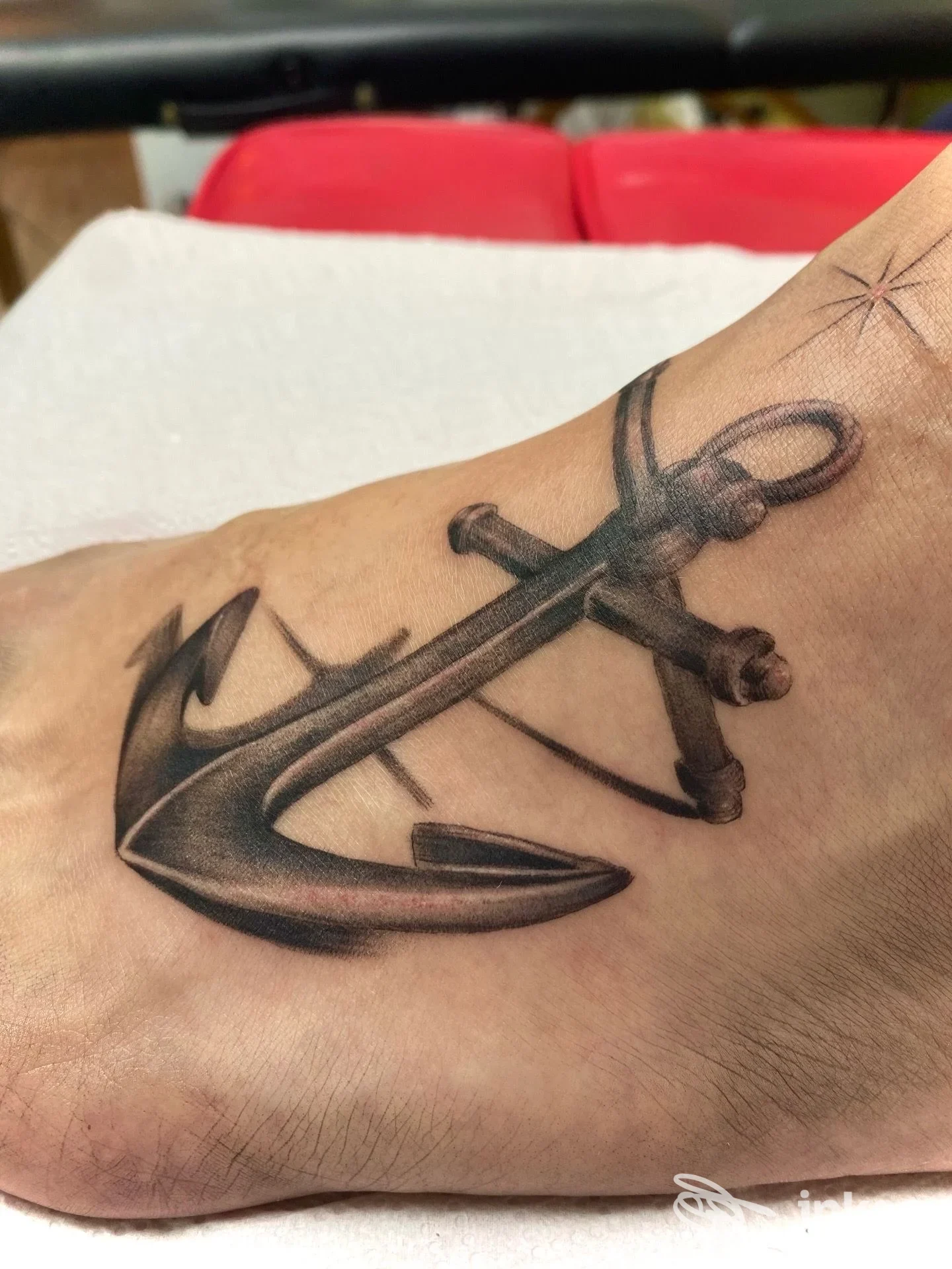 Tatuaggio ancora fresco a forma di ancora sul dorso del piede, foto proveniente da Simone Sorano Tattoo & piercing, Messina.