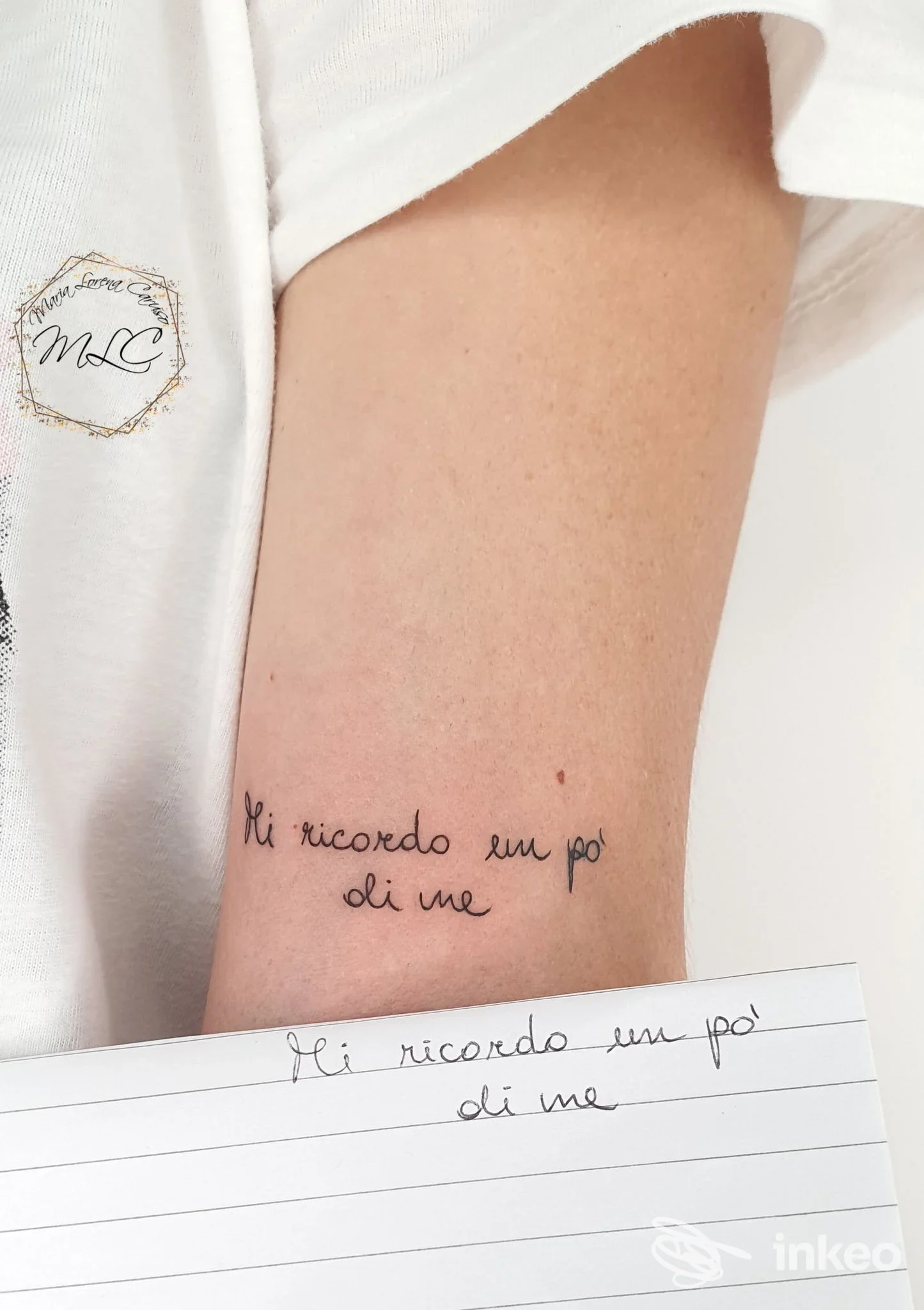 Tatuaggio testuale in corsivo sull'avambraccio interno: "Mi ricordo un po' di me". L' Arte nel Corpo, Niscemi.
