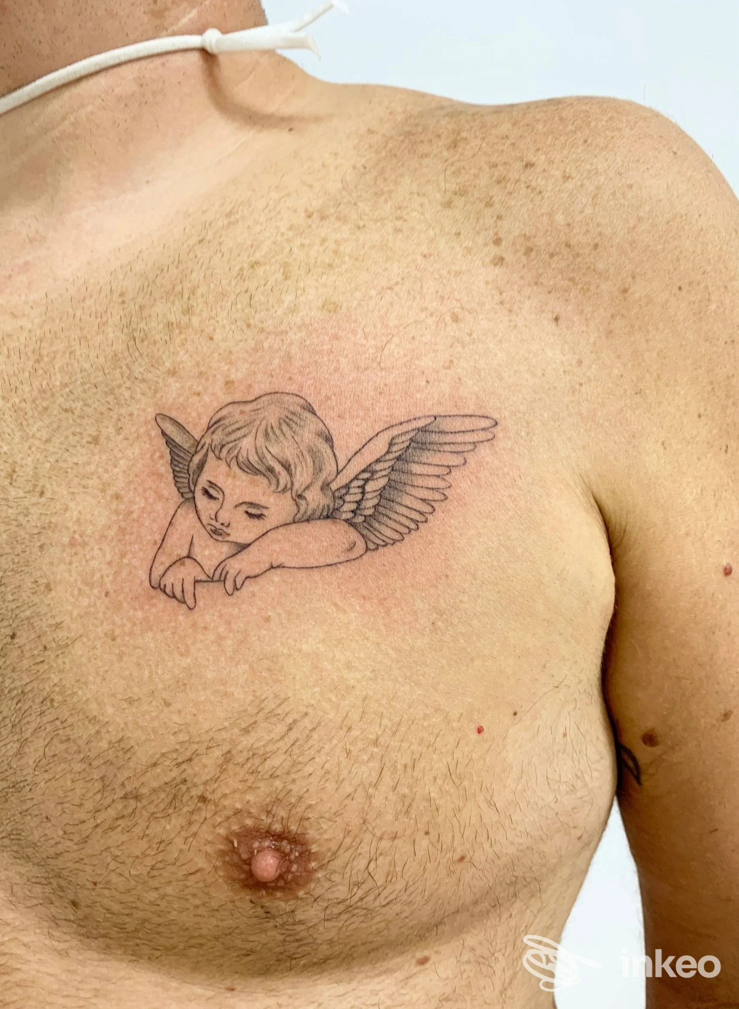 Tatuaggio di un cherubino sul petto destro di un cliente, realizzato da Ros’skin Studio Rossana Russello a Gela.