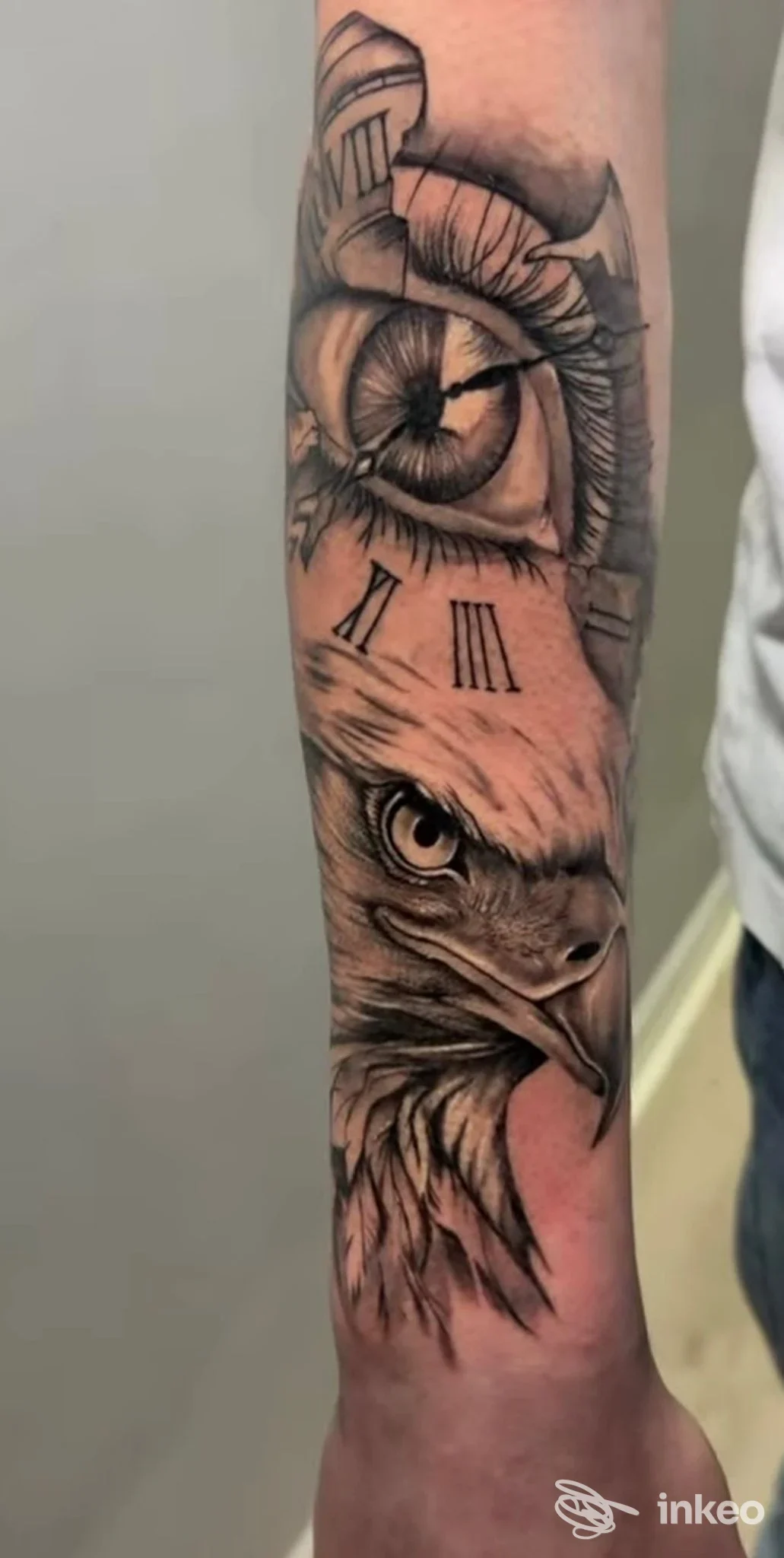 Tatuaggio realistico di occhio e aquila sull'avambraccio realizzato da Shining, Caltanissetta.